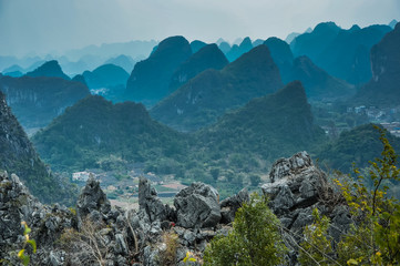 简述对幼儿园孩子进行海姆立克急救法的基本操作电大