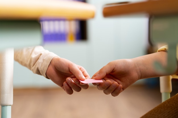 简述对幼儿园孩子进行海姆立克急救法的基本操作电大